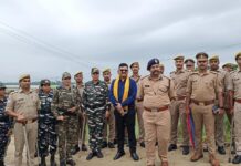 डीएम व एसपी क्षेत्र में रहे भ्रमणशील, विसर्जन स्थलों का लेते रहे जायज़ा