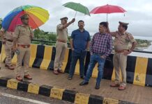 भारी बारिश के बीच तहसील महसी क्षेत्र में भ्रमणशील रहे डीएम व एसपीविसर्जन स्थलों का लिया जायज़ा, नदियों की टटोली नब्ज़