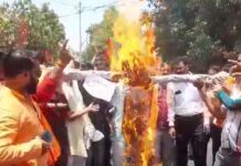 बजरंग दल, विहिप के कार्यकर्ताओं ने आतंकवाद का पुतला फूंककर किया विरोध प्रदर्शन, दिया ज्ञापन