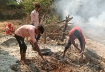 दबंगों को नहीं है किसी का खौफ खोद डाली इंटरलाकिंग, उठा ले गए ईट