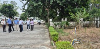 खुले सीवर टैंक को तत्काल सुरक्षित कराने और विद्युत तारों को भूमिगत करने का प्रस्ताव तैयार करने के डीएम ने दिए निर्देश