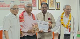 आजादी वर्ष में जन्में साहित्यकार कवि 69वर्षीय चंद्रपाल सिंह की काव्य संग्रह दो पुस्तके हुई विमोचित