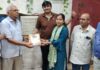 जरूरतमंदों की मदद के लिए आगे आएं: समाजसेवी प्राग दत्त ने ग्रामीण मेधावी छात्रा शिवानी को दी आर्थिक सहायता और पुस्तकें