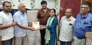जरूरतमंदों की मदद के लिए आगे आएं: समाजसेवी प्राग दत्त ने ग्रामीण मेधावी छात्रा शिवानी को दी आर्थिक सहायता और पुस्तकें