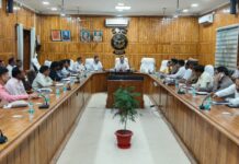 डीएम की अध्यक्षता में सम्पन्न हुई सड़क सुरक्षा समिति की बैठक, सड़कों पर बेतरतीब खड़े वाहनों पर होगी कार्रवाई