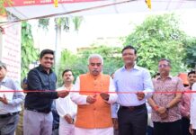 खादी भवन में खादी एवं ग्रामोद्योग मंत्री राकेश सचान ने फीता काटकर किया शुभारंभ